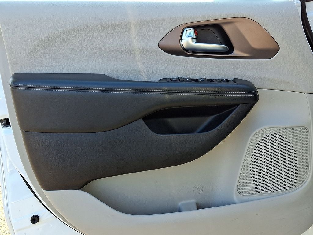 2021 Chrysler Voyager LX